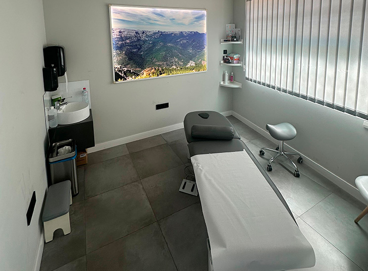 salon-ilumincado-de-tratamiento-especializado-clinica-alvarez-sede-jaen